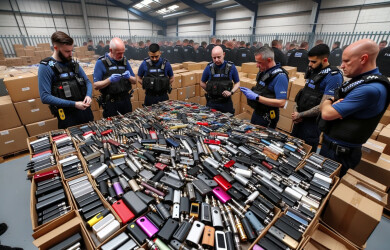Saisie massive de vapoteuses illégales au Royaume-Uni : Six arrestations à Stockport